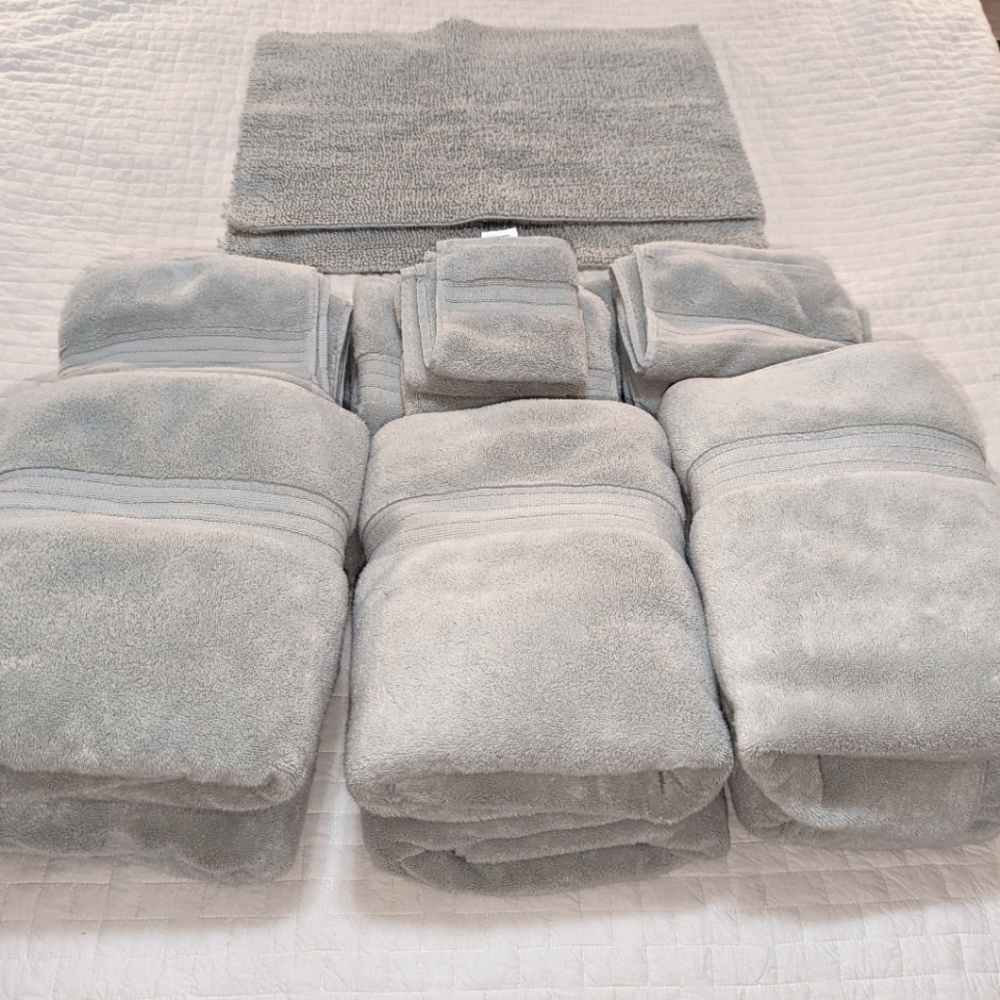 Pottery Barn Towel and Rug set. Porcelain Blue